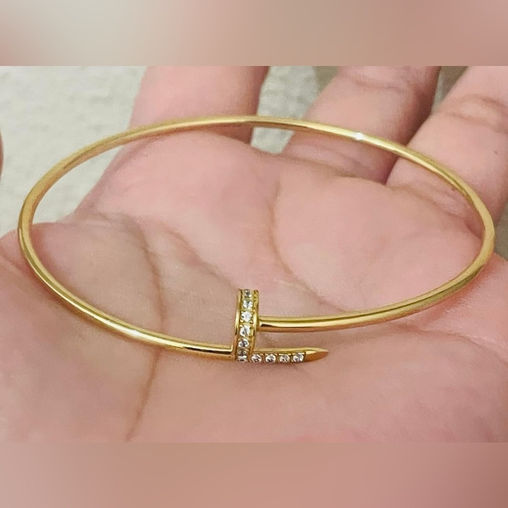 18k saudi gold Nail bangle with zircon stone!
Size 17 
4.76gram